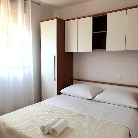 Vb Apartment Split